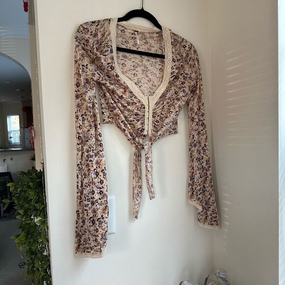 Free People cream and floral clasp front top w tie in front and bell sleeves - Picture 5 of 12